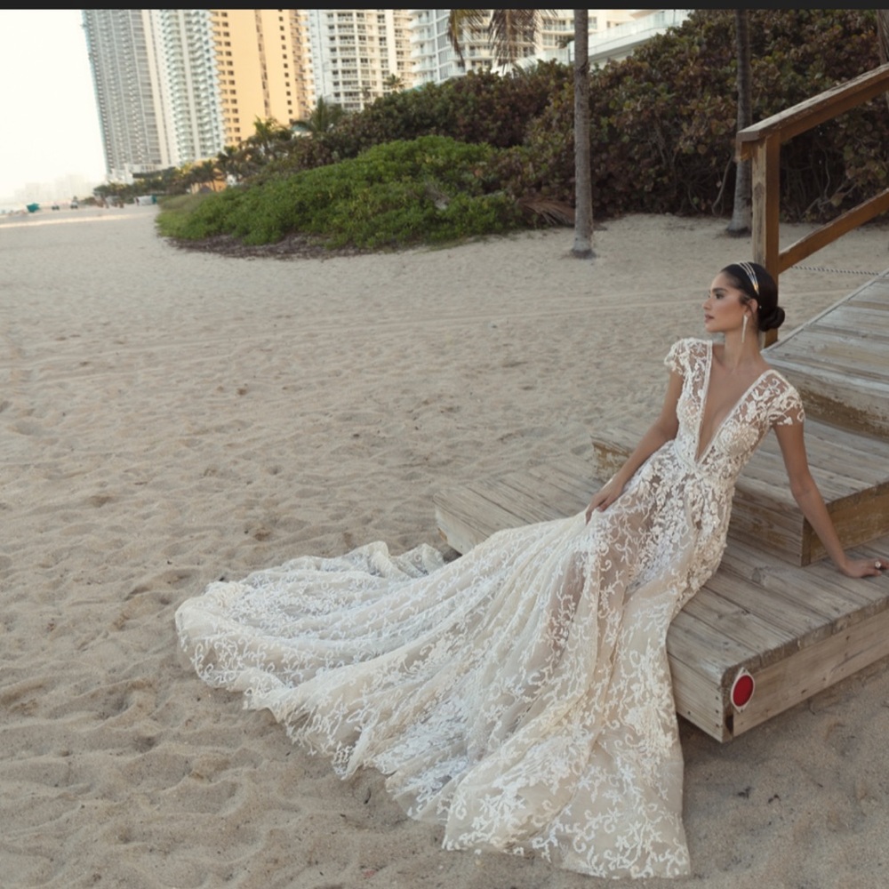 Elegant Ivory Lace Bridal Gown.  Size 14.  P787